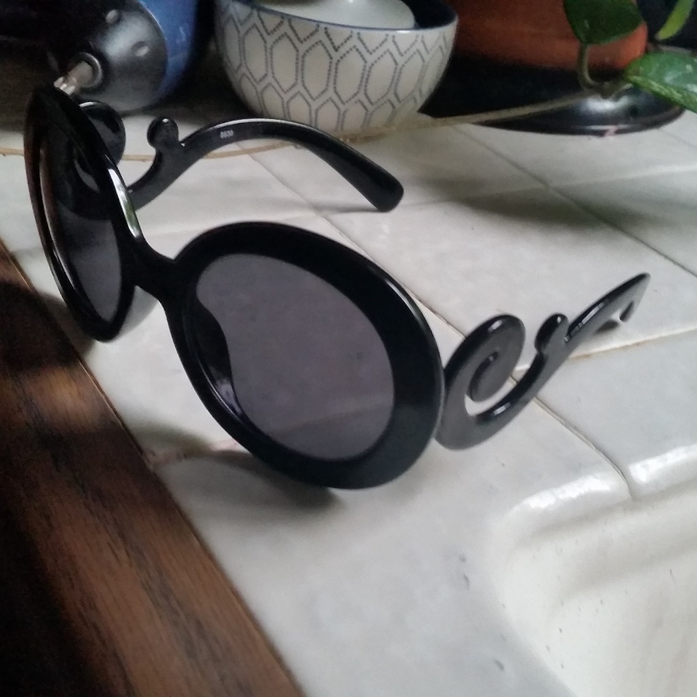 BLACK SUNGLASSES